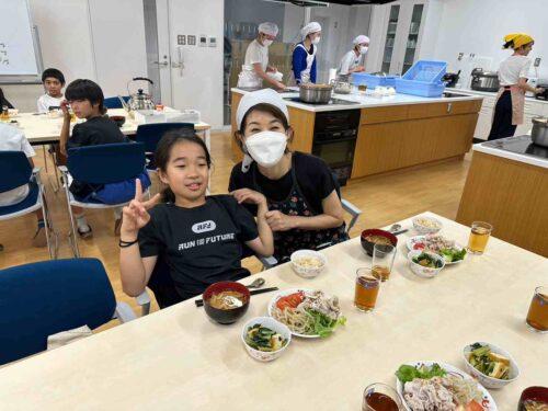Run for the Future初の栄養講座を実施しました。管理栄養士の猿田綸咲さんを講師に招いて行いました。第3部は食事会。みんなで楽しくいただきました。
